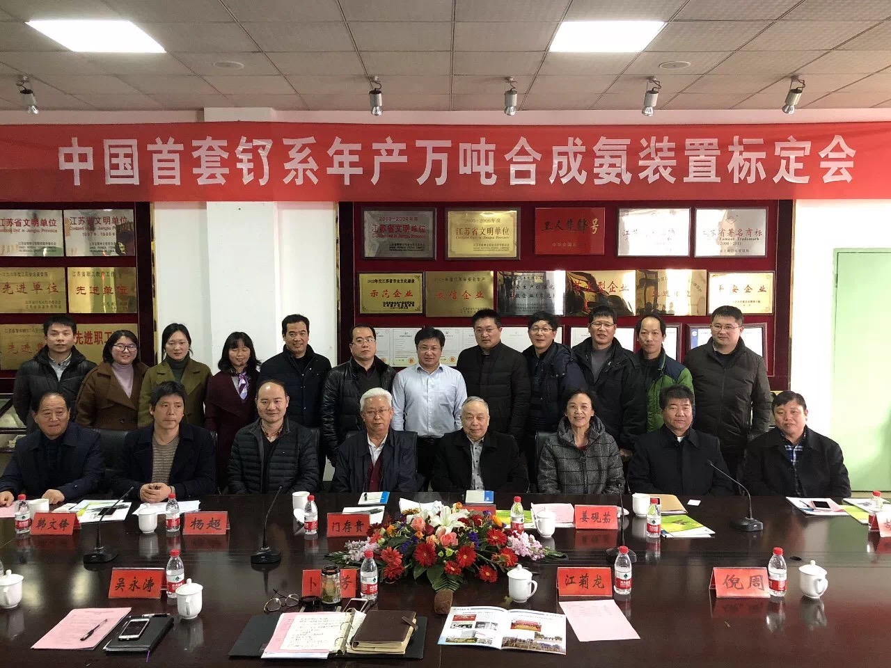 中国工程院院士舒兴田在中控室查看装置运行情况