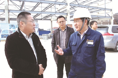 调研组在久泰能源60万吨甲醇制烯烃项目建设现场。(高艳 摄)