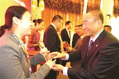 图为中国石油和化学工业联合会会长李寿生为获奖代表颁奖。
